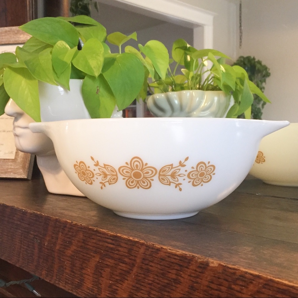 Vintage Pyrex Butterfly Gold 443 2.5 quart